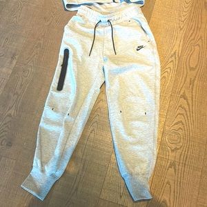 Nike tech fleece track suit authentic women’s size small. Excellent condition